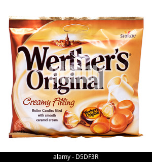 Eine Packung Werther's Original cremigen Füllung Butter Bonbons auf weißem Hintergrund Stockfoto