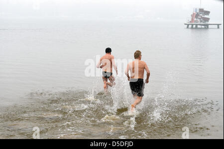 Berlin, Deutschland. 29. März 2013. Die erste Badegäste der Saison im Lido Strandbad Wannsee in Berlin, Deutschland, 29. März 2013 in das Wasser laufen. Badesaison am Lido traditionell beginnt am Karfreitag. Foto: RAINER JENSEN/Dpa/Alamy Live-Nachrichten Stockfoto