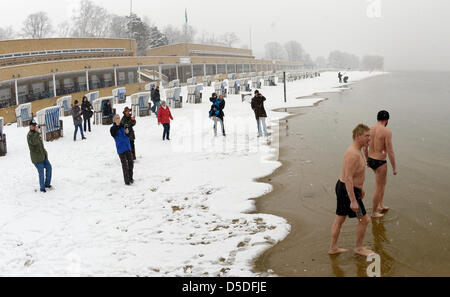 Berlin, Deutschland. 29. März 2013. Die ersten, die Badegäste der Saison gehen ins Wasser im Lido Strandbad Wannsee in Berlin, Deutschland, 29. März 2013. Badesaison am Lido traditionell beginnt am Karfreitag. Foto: RAINER JENSEN/Dpa/Alamy Live-Nachrichten Stockfoto