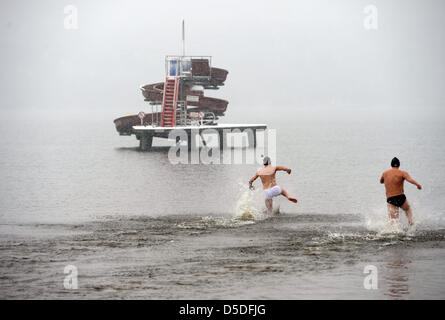 Berlin, Deutschland. 29. März 2013. Badegäste laufen in das Wasser am Lido Strandbad Wannsee in Berlin, Deutschland, 29. März 2013. Badesaison am Lido traditionell beginnt am Karfreitag. Foto: RAINER JENSEN/Dpa/Alamy Live-Nachrichten Stockfoto