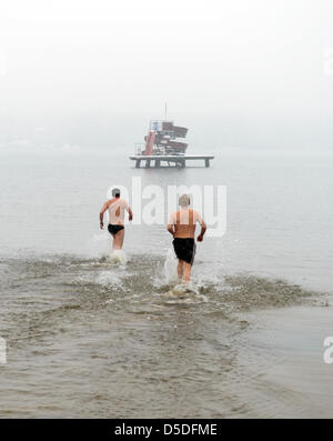 Berlin, Deutschland. 29. März 2013. Badegäste laufen in das Wasser am Lido Strandbad Wannsee in Berlin, Deutschland, 29. März 2013. Badesaison am Lido traditionell beginnt am Karfreitag. Foto: RAINER JENSEN/Dpa/Alamy Live-Nachrichten Stockfoto