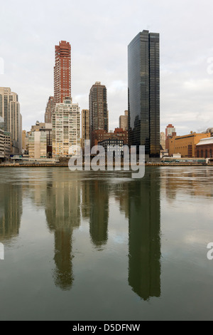 Ansicht der Upper East Side von Manhattan, einschließlich One East River Place, gesehen von Roosevelt Island Stockfoto