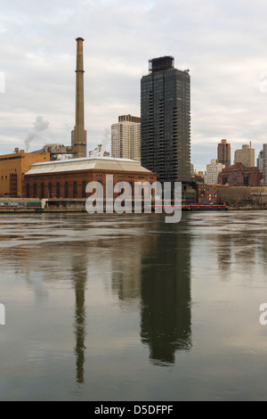 530 E 76th Street und Con Edison Kraftwerk, Upper East Side von Manhattan, New York anzeigen  Von Roosevelt Island gesehen. Stockfoto