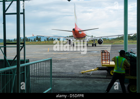 Flugzeug rollt in Richtung Landebahn auf dem Flughafen von Cagayan de Oro Stockfoto