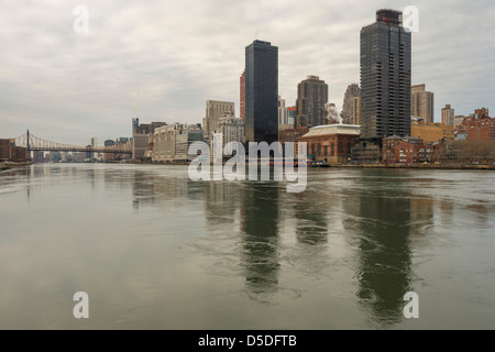 Blick auf Manhattan Upper East Side und Queensboro Bridge, von Roosevelt Island, New York zu sehen. Stockfoto