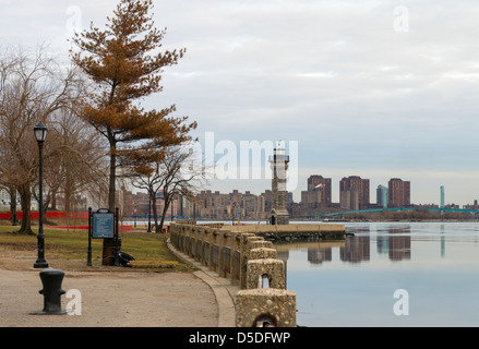 Blackwell-Insel-Leuchtturm (1872) an der nordöstlichen Spitze von Roosevelt Island, New York. Stockfoto