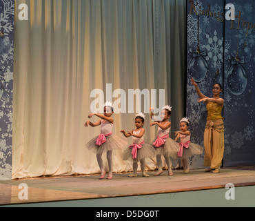 Junge Ballett-Tänzer auf der Bühne in einem Einkaufszentrum auf Cagayan de Oro, Philippinen Stockfoto