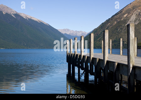 Frühling-Blick auf Lake Rotoiti mit Badesteg, Nelson Lakes National Park, Neuseeland Stockfoto