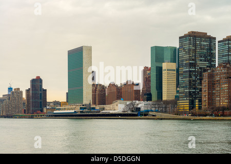 Ansicht der Vereinten Nationen Gebäude (1952) auf Manhattans East Side, von Roosevelt Island gesehen. Stockfoto