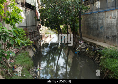 Verschmutzten Kanal laufen durch die Straßen von Cebu City Stockfoto