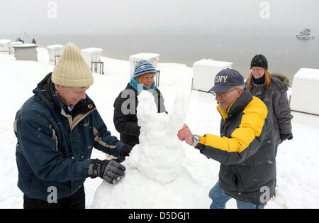 Berlin, Deutschland. 29. März 2013. Besucher Buils einen Schneemann mit buny Ohren am Lido Strandbad Wannsee in Berlin, Deutschland, 29. März 2013. Badesaison am Lido traditionell beginnt am Karfreitag. Foto: RAINER JENSEN/Dpa/Alamy Live-Nachrichten Stockfoto