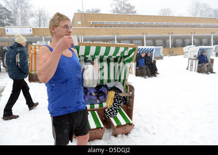 Berlin, Deutschland. 29. März 2013. Die ersten Badenden der Saison, Manfred Scharnowski, trinkt einen Tee nach seinem Sprung im Lido Strandbad Wannsee in Berlin, Deutschland, 29. März 2013. Badesaison am Lido traditionell beginnt am Karfreitag. Foto: RAINER JENSEN/Dpa/Alamy Live-Nachrichten Stockfoto