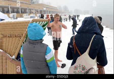 Berlin, Deutschland. 29. März 2013. Die ersten Badenden der Saison, Manfred Scharnowski, trinkt einen Tee nach seinem Sprung im Lido Strandbad Wannsee in Berlin, Deutschland, 29. März 2013. Badesaison am Lido traditionell beginnt am Karfreitag. Foto: RAINER JENSEN/Dpa/Alamy Live-Nachrichten Stockfoto