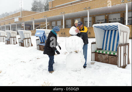 Berlin, Deutschland. 29. März 2013. Besucher Buils einen Schneemann mit buny Ohren am Lido Strandbad Wannsee in Berlin, Deutschland, 29. März 2013. Badesaison am Lido traditionell beginnt am Karfreitag. Foto: RAINER JENSEN/Dpa/Alamy Live-Nachrichten Stockfoto