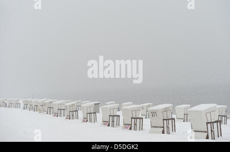 Berlin, Deutschland. 29. März 2013. Blick auf überdachten Strand Korbsessel in leichtem Schneefall im Lido Strandbad Wannsee in Berlin, Deutschland, 29. März 2013. Badesaison am Lido traditionell beginnt am Karfreitag. Foto: RAINER JENSEN/Dpa/Alamy Live-Nachrichten Stockfoto