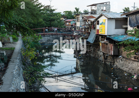 Verschmutzten Kanal laufen durch die Straßen von Cebu City Stockfoto