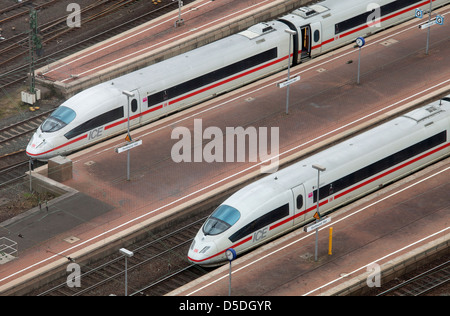 Dortmund, Deutschland, schauen Sie sich zwei ICE-Züge am Hauptbahnhof Stockfoto