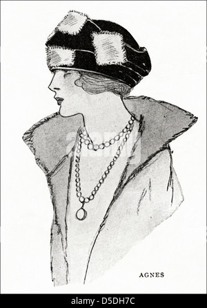 Paris Fashion von 1923 von Designer Agnes. Schwarz / weiß Hut getrimmt mit einer kleinen Haube aus schwarzem Samt und rechteckige Stücke von Hermelin. Original Vintage Illustration aus einem Frauen-Magazin der Zeit. Stockfoto