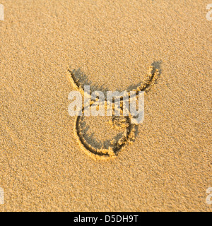 Sternzeichen Stier, auf der Faktur Strandsand gezeichnet. (Sternzeichen Serie) Stockfoto