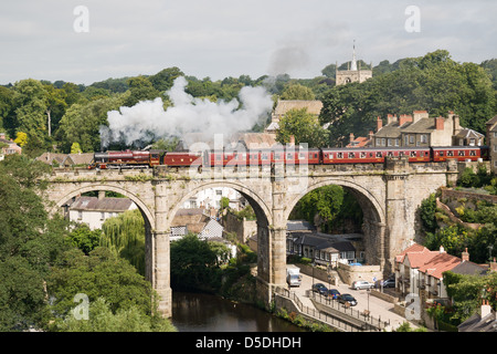 Dampflok zieht einen Personenzug auf der Hauptstrecke bei Knaresborough, North Yorkshire, England Stockfoto