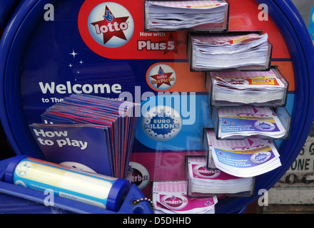 Lotto und Euromillions Ticket Dispenser außerhalb London Zeitschriftenhandel Stockfoto