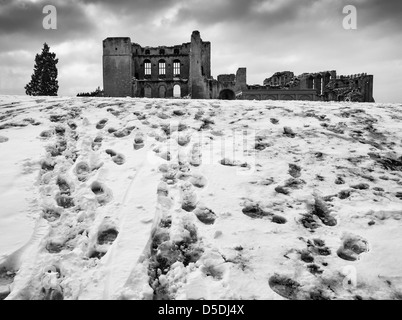 Kenilworth Castle, Warwickshire, UK im Schnee. Stockfoto