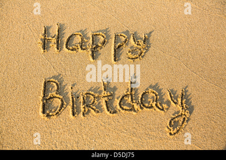 Alles Gute zum Geburtstag - die Inschrift, die Textur der Sand. Stockfoto