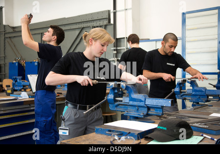 Mülheim an der Ruhr, Deutschland, als Elektronik-Ingenieur Trainee bei Siemens Energy Mülheim Stockfoto