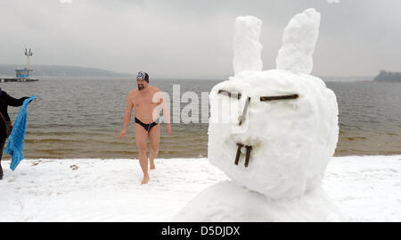 Berlin, Deutschland. 29. März 2013. Eines der ersten Badegäste die Saison Comea aus dem Wasser neben einen Schneemann mit Hasenohren im Lido Strandbad Wannsee in Berlin, Deutschland, 29. März 2013. Badesaison am Lido traditionell beginnt am Karfreitag. Foto: RAINER JENSEN/Dpa/Alamy Live-Nachrichten Stockfoto