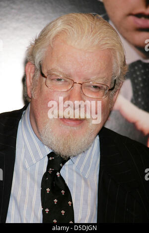 Datei - Schauspieler RICHARD GRIFFITHS, Withnail und ich den Harry Potter Filmen mitgespielt, hat nach Komplikationen nach Herzoperation im Alter von 65 Jahren starb. Foto: 17. November 2008 - New York, New York, US - Schauspieler RICHARD GRIFFITHS besucht die New Yorker Premiere von "Frost/Nixon" im Ziegfeld Theater statt. (Kredit-Bild: © Nancy Kaszerman/ZUMA Press) Stockfoto