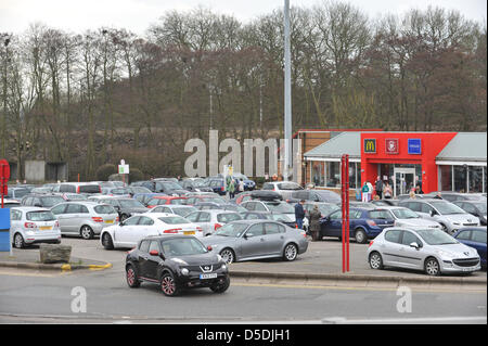 Watford Gap, M1 Autobahn, UK. 29. März 2013. Die Parkplätze sind vollständig bei Watford Gap Dienstleistungen wie Ostern beginnt. Karfreitag-Verkehr auf der Autobahn M1 als die Osterferien beginnen. Stockfoto