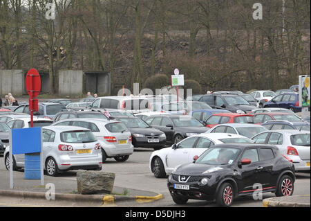 Watford Gap, M1 Autobahn, UK. 29. März 2013. Die Parkplätze sind vollständig bei Watford Gap Dienstleistungen wie Ostern beginnt. Karfreitag-Verkehr auf der Autobahn M1 als die Osterferien beginnen. Stockfoto