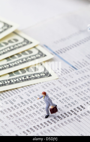 Abbildung der Geschäftsmann auf Finanzzeitung Stockfoto