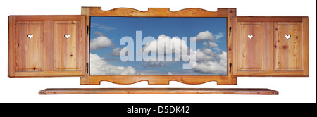 Holz Fenster mit Blick auf den Himmel, isoliert auf weißem Hintergrund Stockfoto