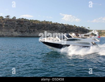 Die neue Perle 75 Luxus-Motoryacht - bestimmt für Palma Boat Show 2013 - bei Probefahrten in der Bucht von Palma, Mallorca. Stockfoto