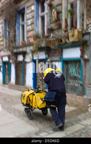 Berlin, Deutschland, Postbote in Berlin-Prenzlauer Berg Stockfoto