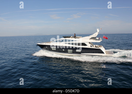 Die neue Perle 75 Luxus-Motoryacht - bestimmt für Palma Boat Show 2013 - bei Probefahrten in der Bucht von Palma, Mallorca. Stockfoto