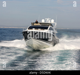 Die neue Perle 75 Luxus-Motoryacht - bestimmt für Palma Boat Show 2013 - bei Probefahrten in der Bucht von Palma, Mallorca. Stockfoto