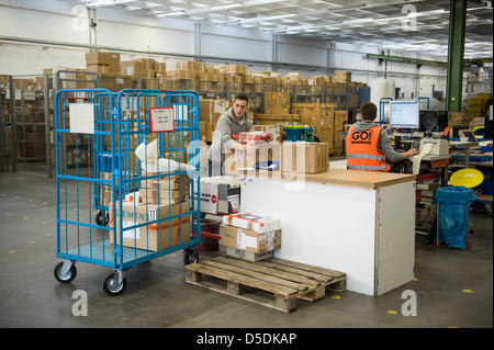 Berlin, Deutschland, Mitarbeiter von GO Express und Logistik Berlin Stockfoto