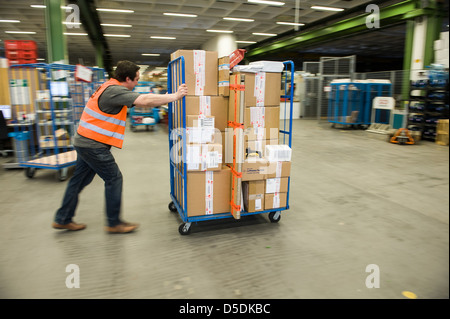 Berlin, Deutschland, Mitarbeiter von GO Express und Logistik Berlin Stockfoto