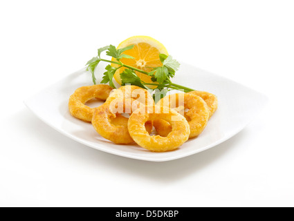 tiefe gebratene panierte Calamari-Ringe in einem weißen Hintergrund Stockfoto