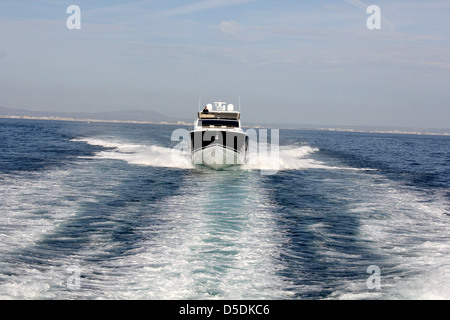 Die neue Perle 75 Luxus-Motoryacht - bestimmt für Palma Boat Show 2013 - bei Probefahrten in der Bucht von Palma, Mallorca. Stockfoto