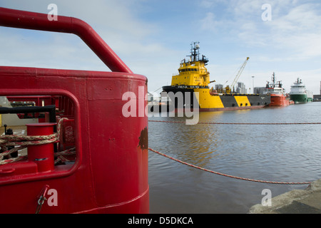 Öl-Versorgungsschiff Freyja Partie im Fluß Yare am Hafen von Great Yarmouth Stockfoto