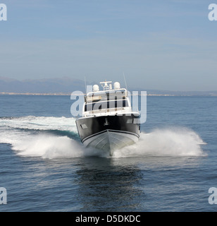 Die neue Perle 75 Luxus-Motoryacht - bestimmt für Palma Boat Show 2013 - bei Probefahrten in der Bucht von Palma, Mallorca. Stockfoto