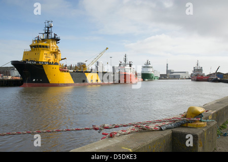 Öl-Versorgungsschiff Freyja Partie im Fluß Yare am Hafen von Great Yarmouth Stockfoto