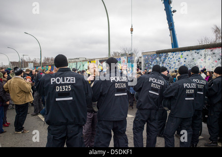 Berlin, Deutschland, Polizei-Verkehr auf der East Side Gallery Stockfoto