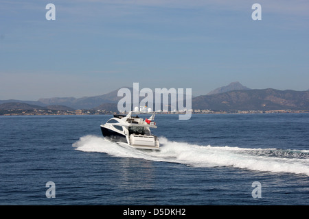 Die neue Perle 75 Luxus-Motoryacht - bestimmt für Palma Boat Show 2013 - bei Probefahrten in der Bucht von Palma, Mallorca. Stockfoto