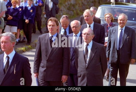 Tony Blair und Mitglieder der Labour party nach den Sarg des ehemaligen PM Sir Harold Wilson auf den Scilly-Inseln. Stockfoto