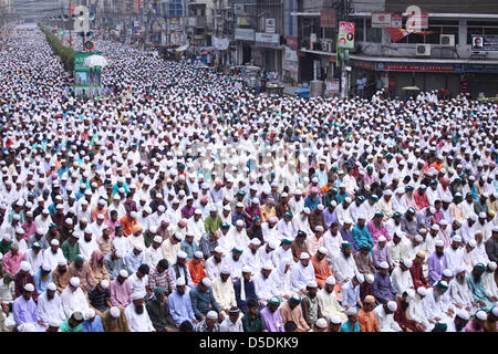 Dhaka, Bangladesch. 29. März 2013. Bangladeshi Anhänger der islamischen Partei, Islami Andolan Bangladesch bieten Freitagsgebet in den Straßen von Dhaka am 29. März 2013. Islami Andolan Bangladesch (IAB) organisiert eine Kundgebung in Dhaka zu Hause ihrer Forderung nach Erlass von Blasphemie-Gesetze und die Wiederherstellung von einer Übergangsregierung, die anstehenden Parlamentswahlen durchzuführen drücken Stockfoto