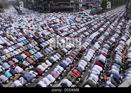 Bangladeshi Anhänger der islamischen Partei, Islami Andolan Bangladesch bieten Freitagsgebet in den Straßen von Dhaka am 29. März 2013. Islami Andolan Bangladesch (IAB) organisiert eine Kundgebung in Dhaka zu Hause ihrer Forderung nach Erlass von Blasphemie-Gesetze und die Wiederherstellung von einer Übergangsregierung, die anstehenden Parlamentswahlen durchzuführen drücken Stockfoto